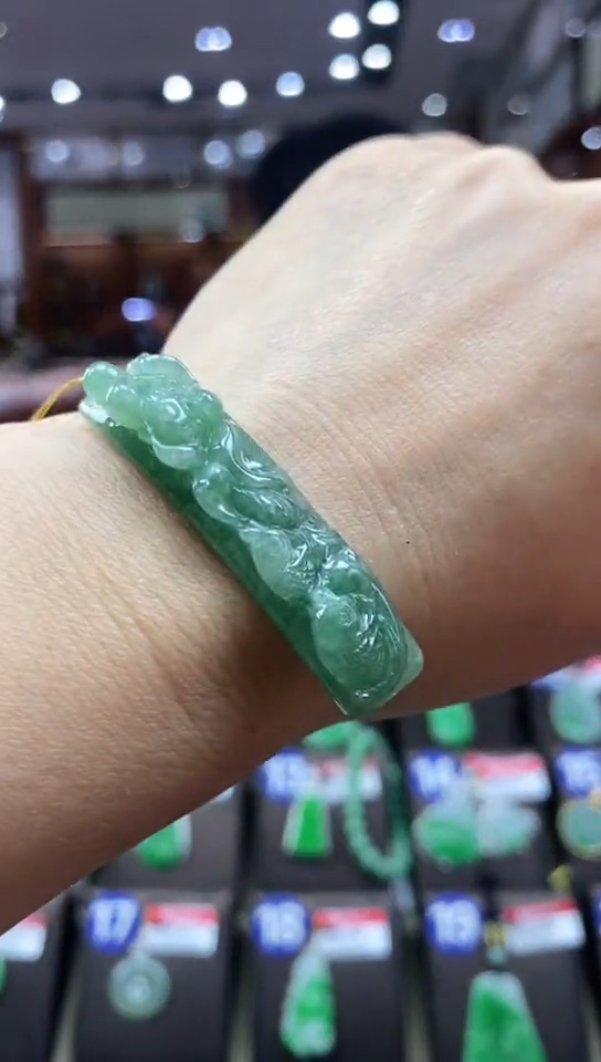 颈饰未镶嵌翡翠手牌