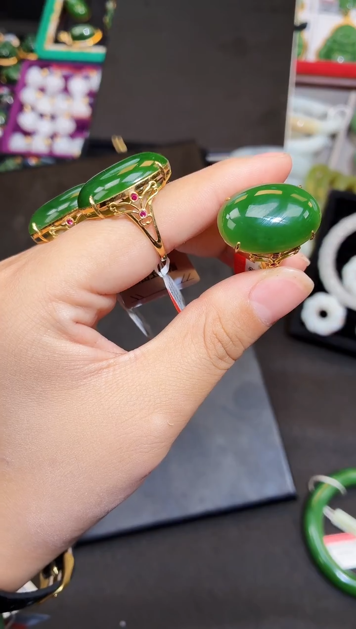 18K金镶嵌戒指和田玉多样性发一