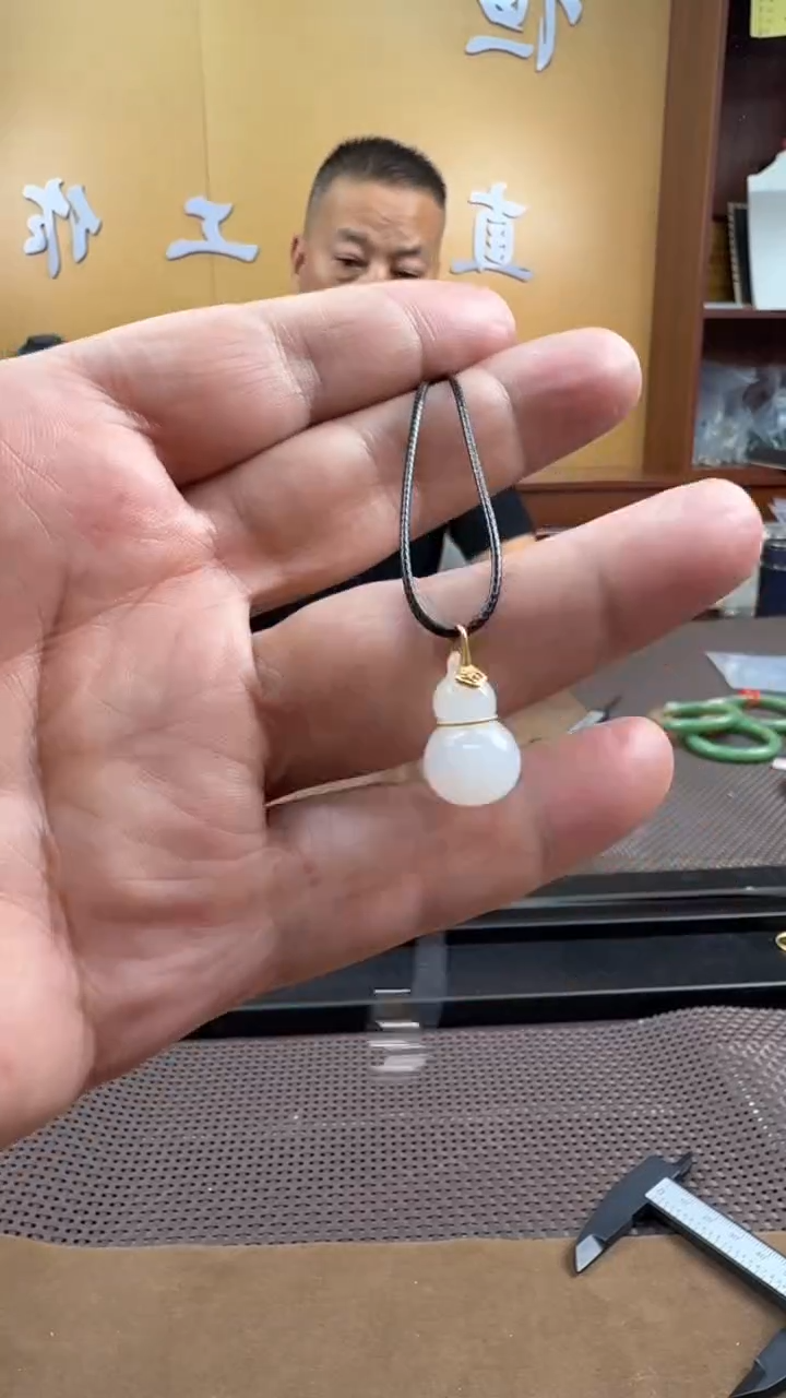 颈饰18K金镶嵌和田玉挂件