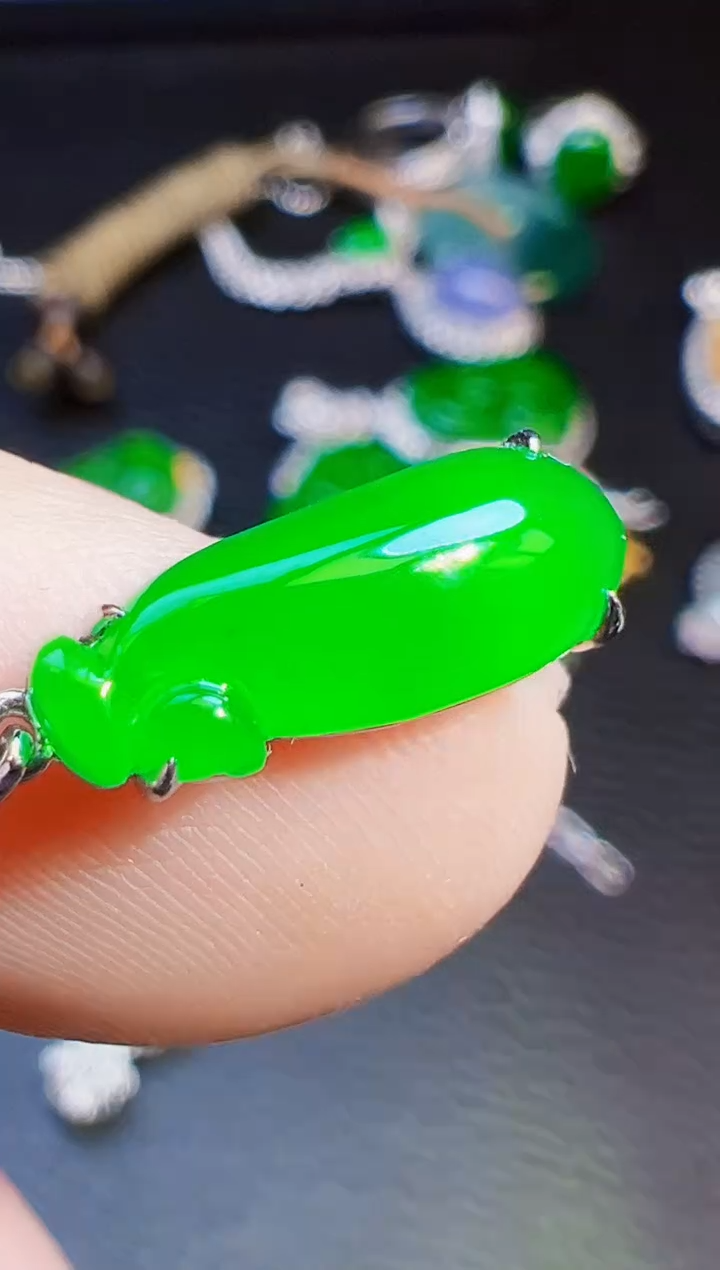 颈饰18K金镶嵌翡翠华**&翡翠