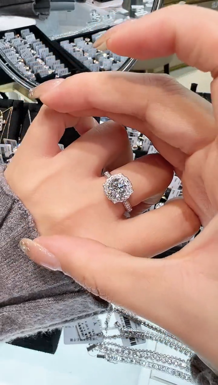 【闪购商品】实验室培育钻石18K金镶嵌戒指戒指