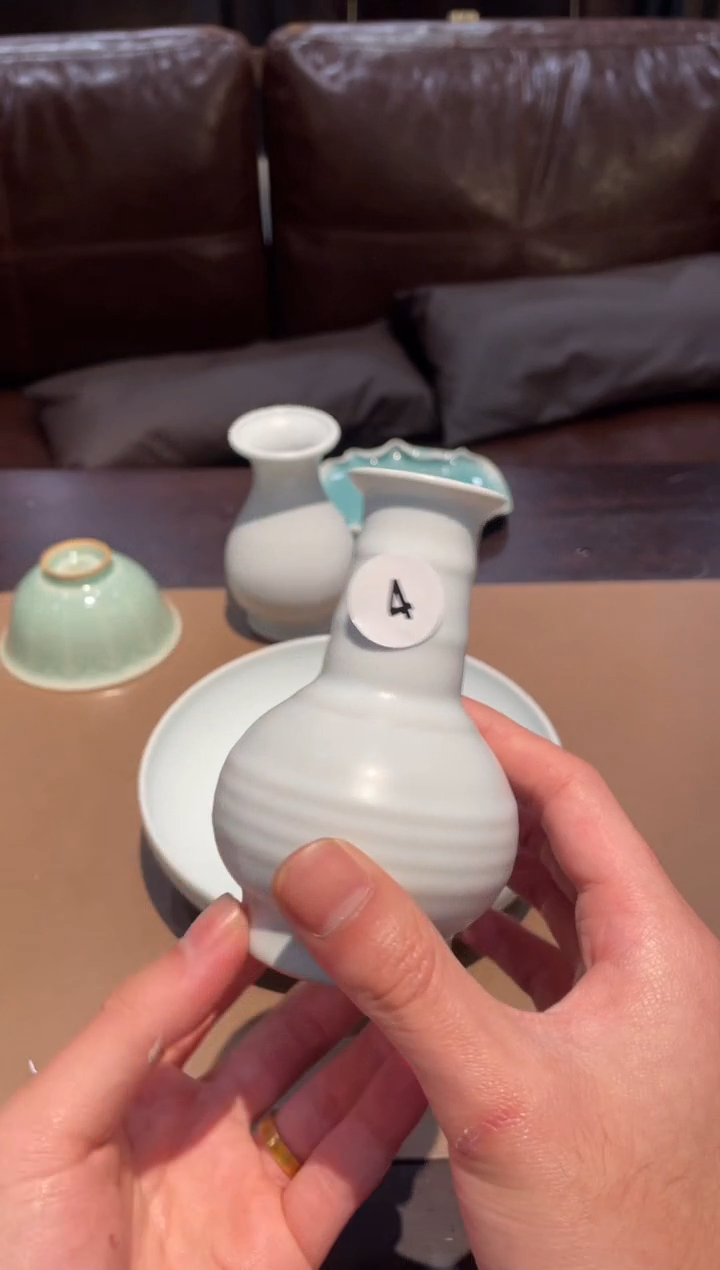 4窑承凝脂弦纹瓶