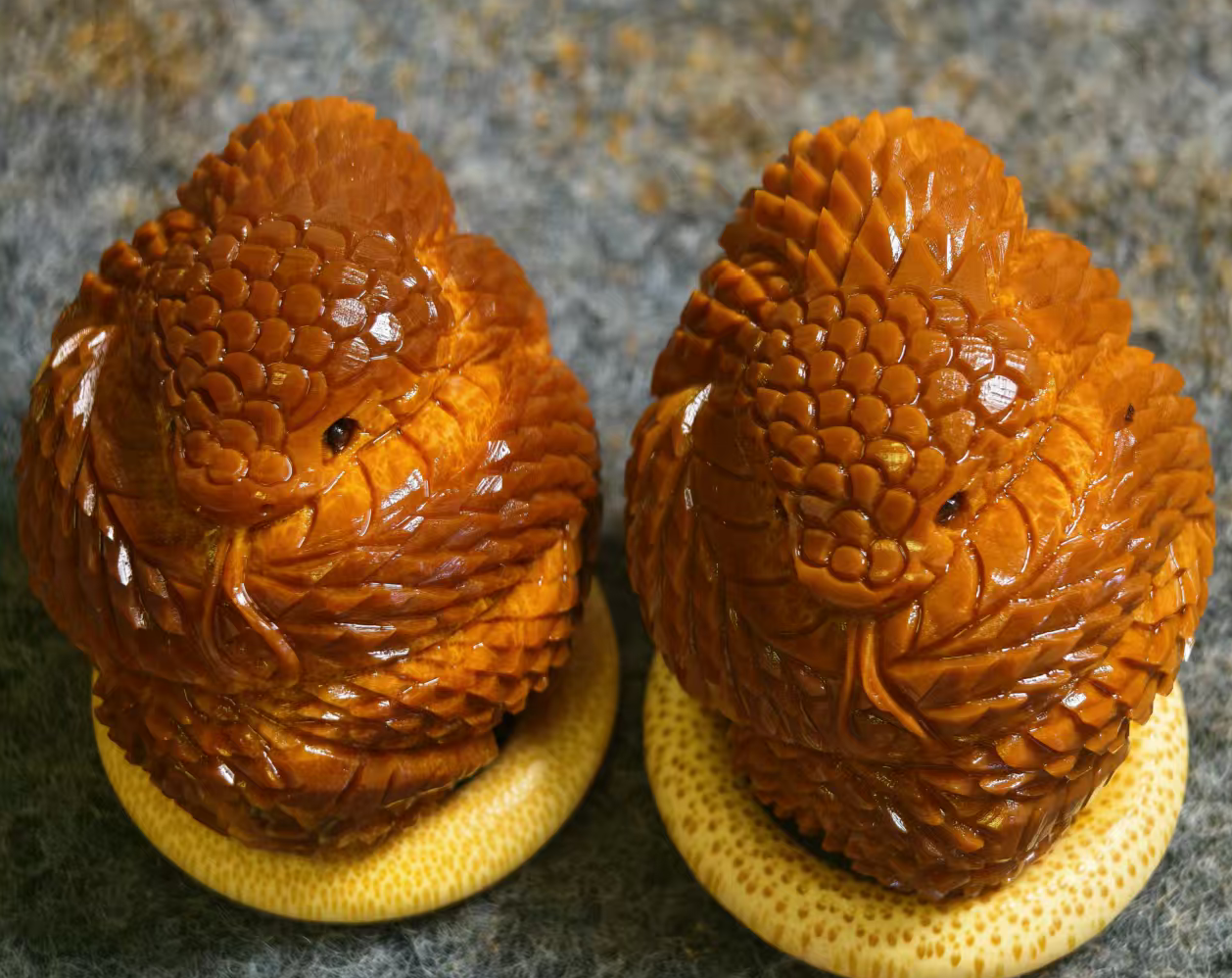 纯手工橄榄核蛇腰缠万贯核雕手把件