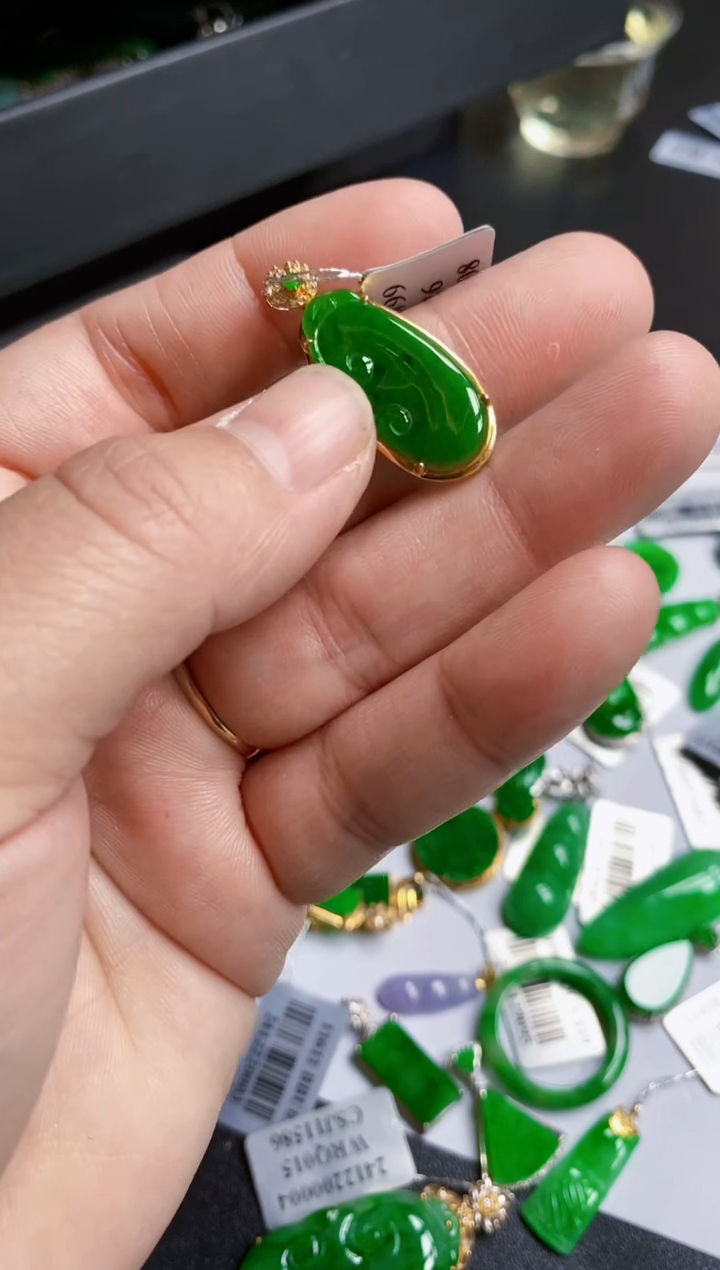 【闪购商品】翡翠颈饰18K金镶嵌吊坠