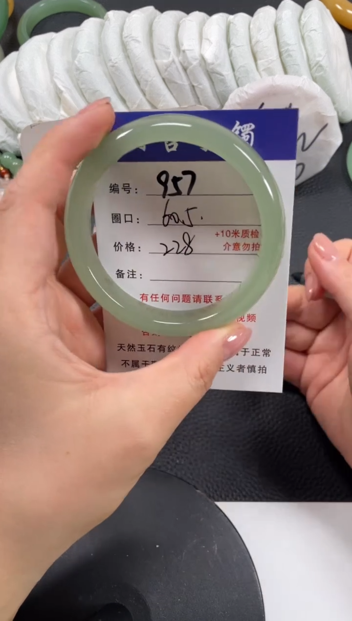 【闪购商品】石英质玉手镯未镶嵌60