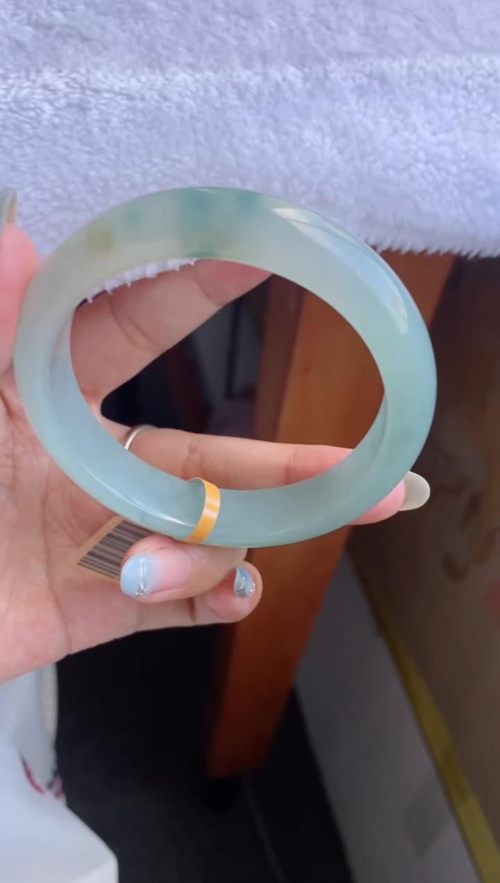 未镶嵌手镯翡翠（冰透胶蓝底飘花）15号有细纹