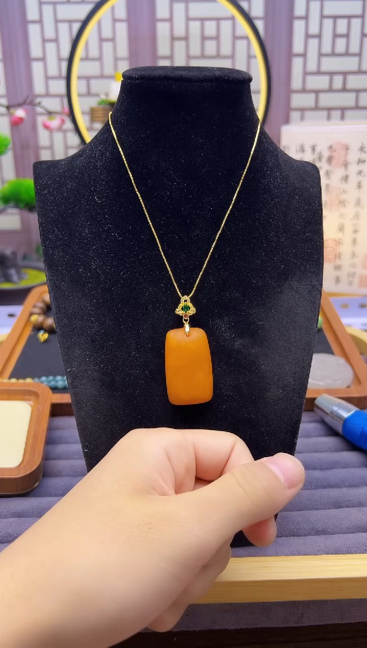 14K金镶嵌吊坠(赠链)蜜蜡D115