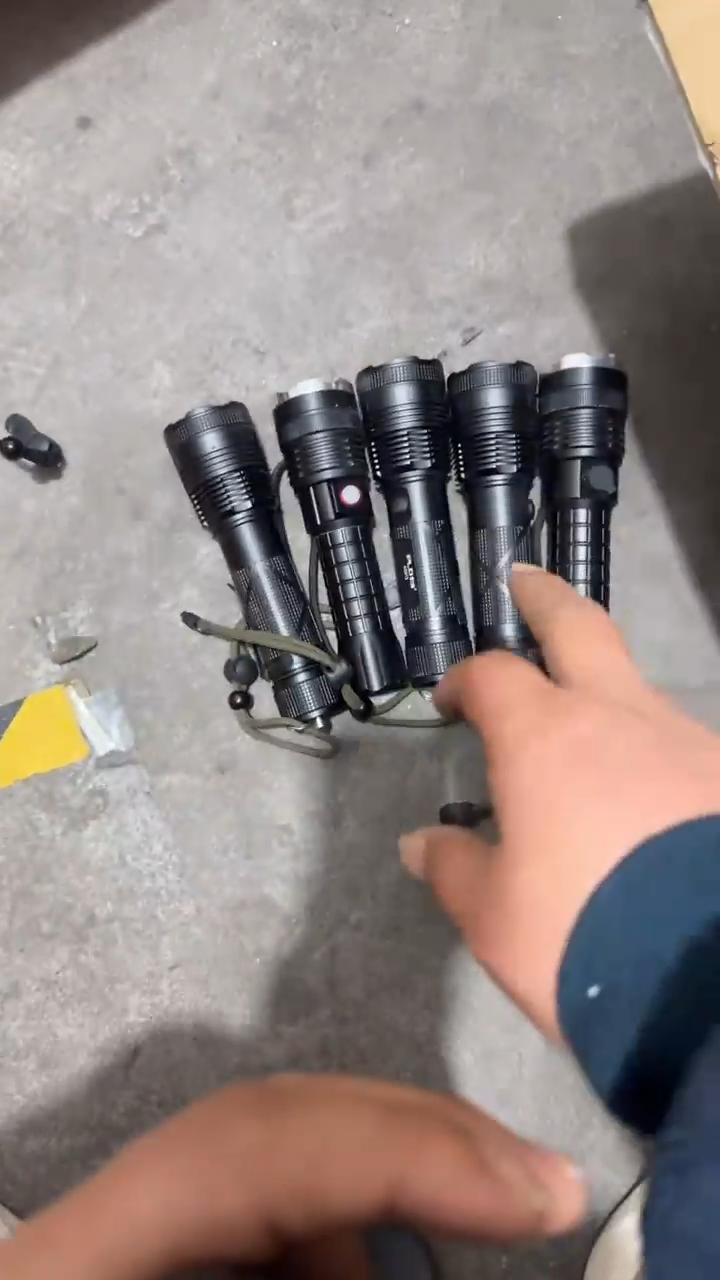 A846白激光手电随机发1只微瑕