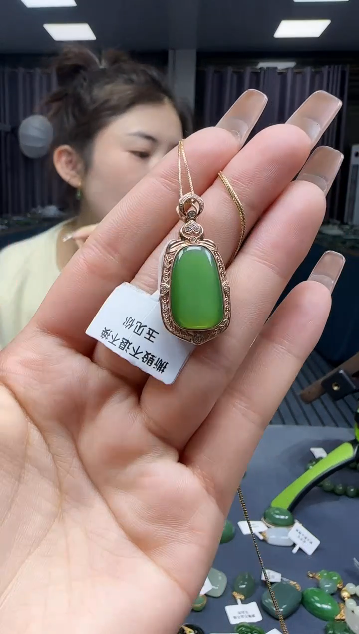 【闪购商品】和田玉挂件18K金镶嵌1