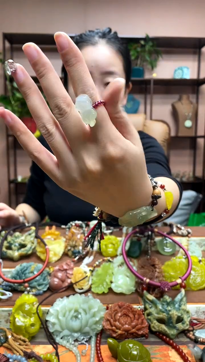 未镶嵌岫玉吊坠多样性发货发其中之一