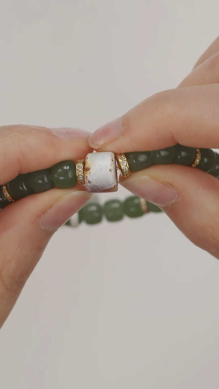 亚克力好看的绿色手串