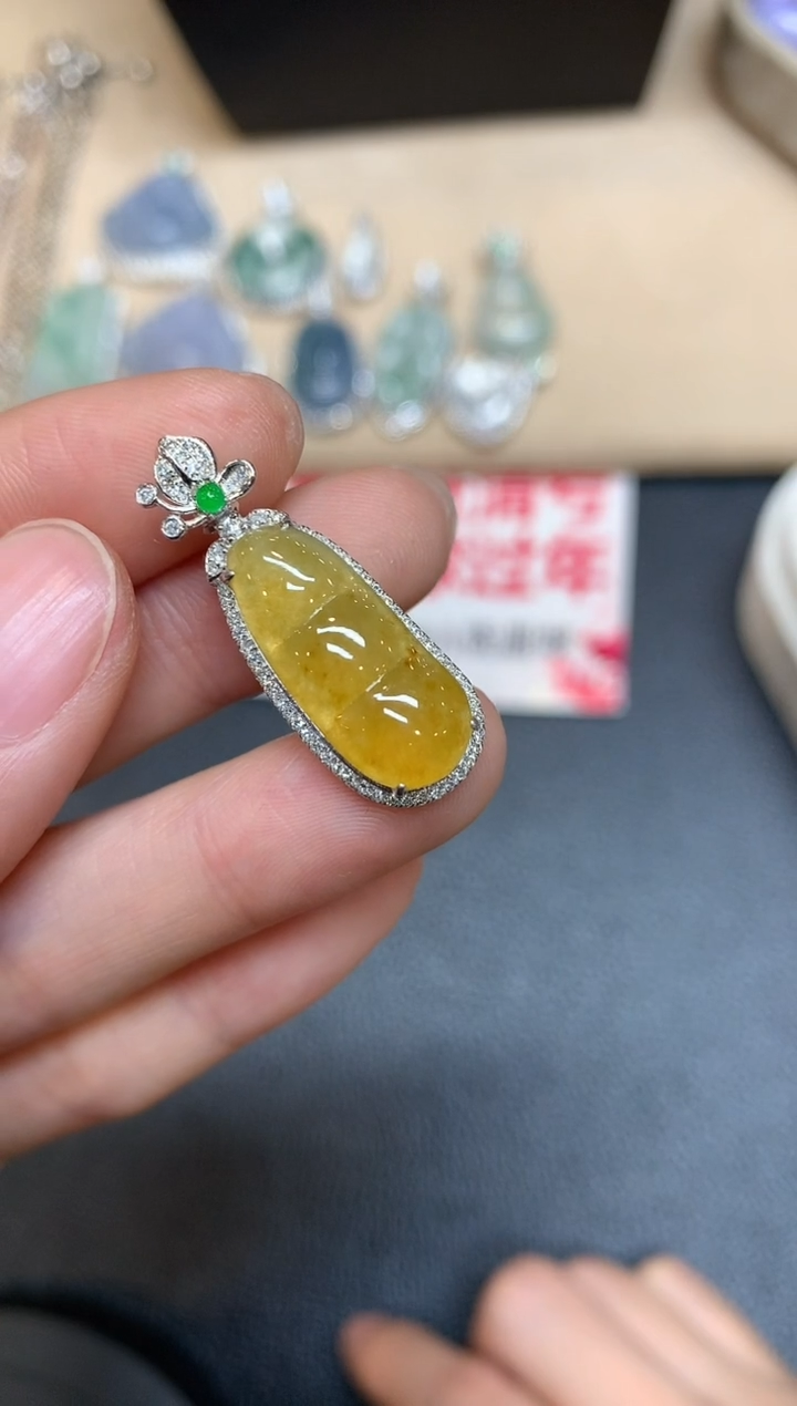 【闪购商品】翡翠吊坠(不含链)18K金镶嵌福豆【无服务费