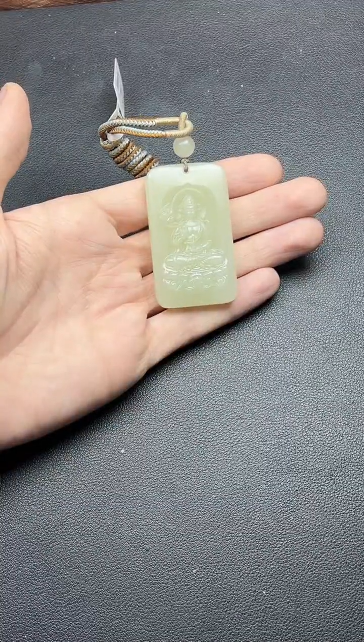 吊坠(赠链)未镶嵌和田玉且末微色差迪克兰一细吊坠