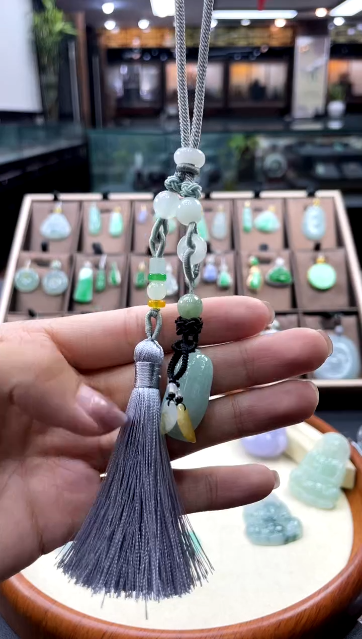 翡翠挂件未镶嵌花生