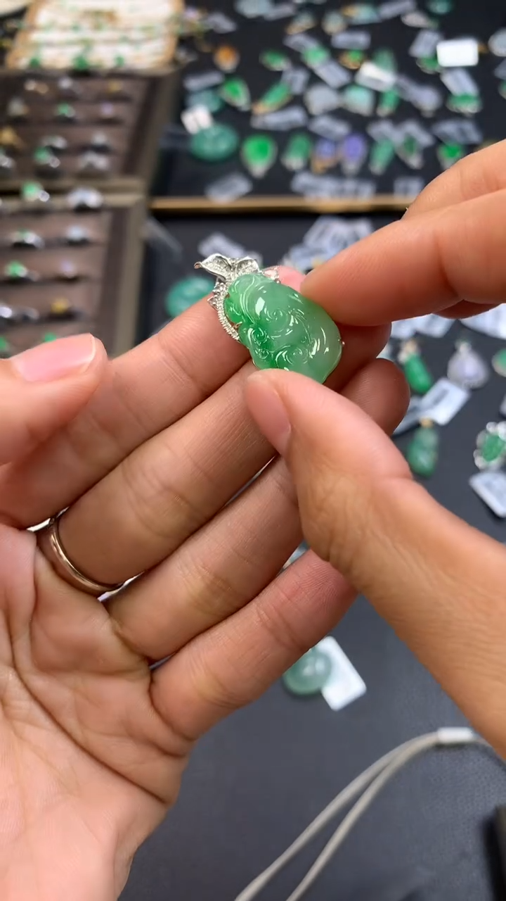 颈饰18K金镶嵌翡翠18192