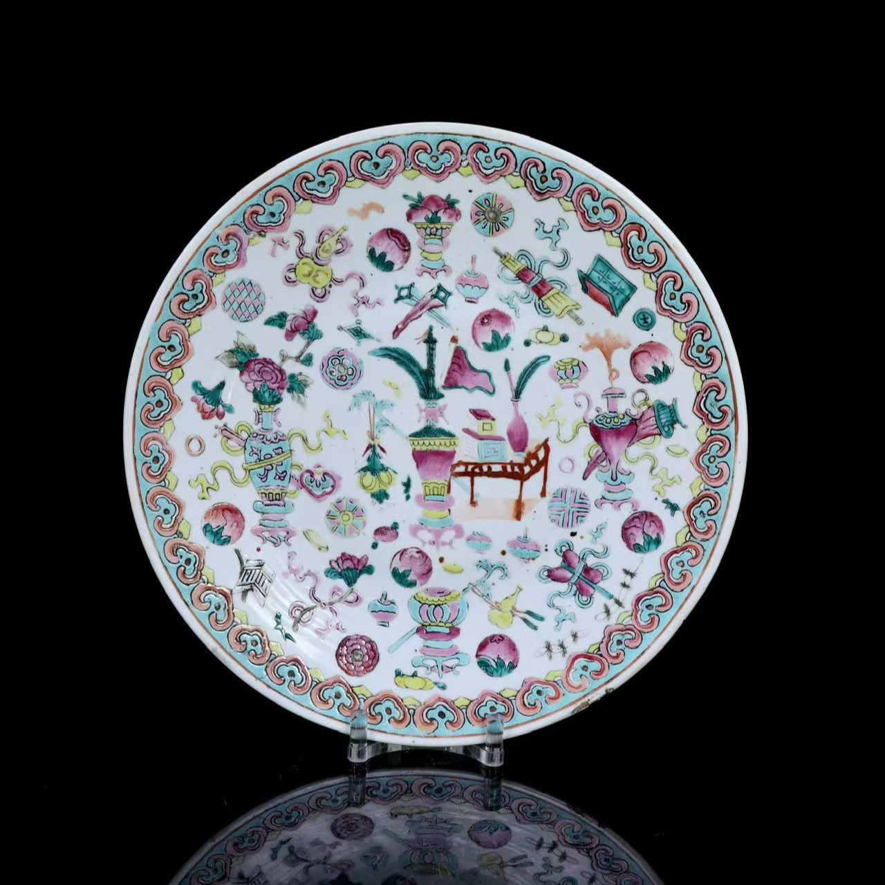 55: 清晚期粉彩博古纹纹大盘