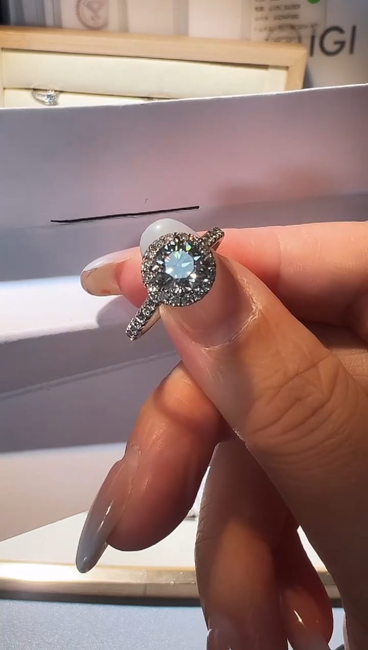 【闪购商品】合成钻石18K金镶嵌一克拉围镶