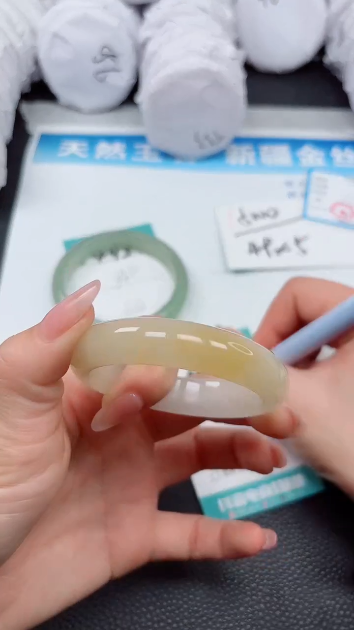 【闪购商品】石英质玉手镯未镶嵌A494