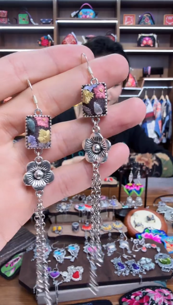 【闪购商品】织绣174蒙阿苏苗绣传承