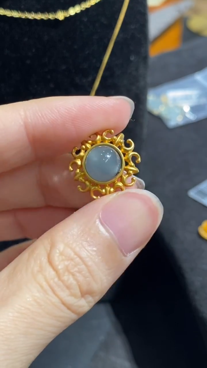 翡翠18K金镶嵌颈饰吊坠