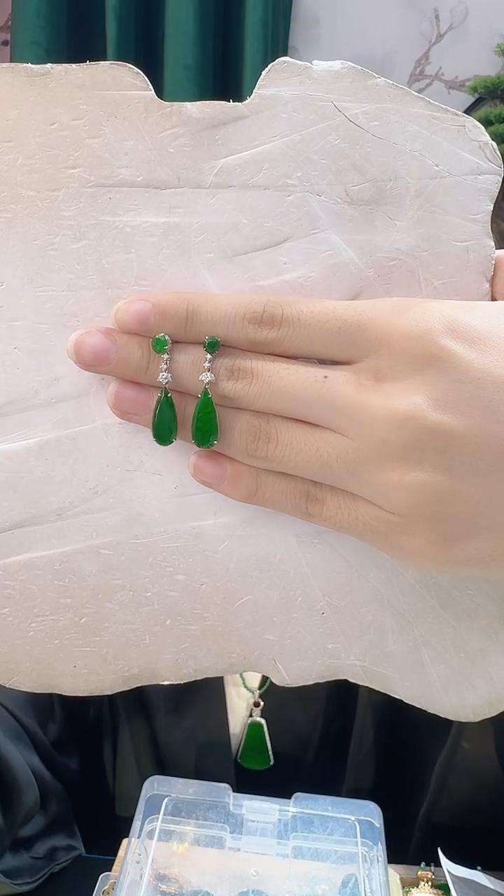 颈饰18K金镶嵌翡翠888888888888