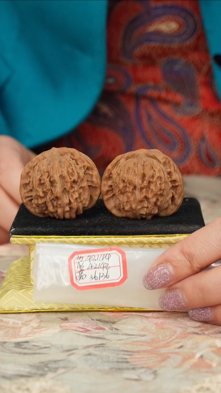 【闪购商品】文玩核桃把件一代楼