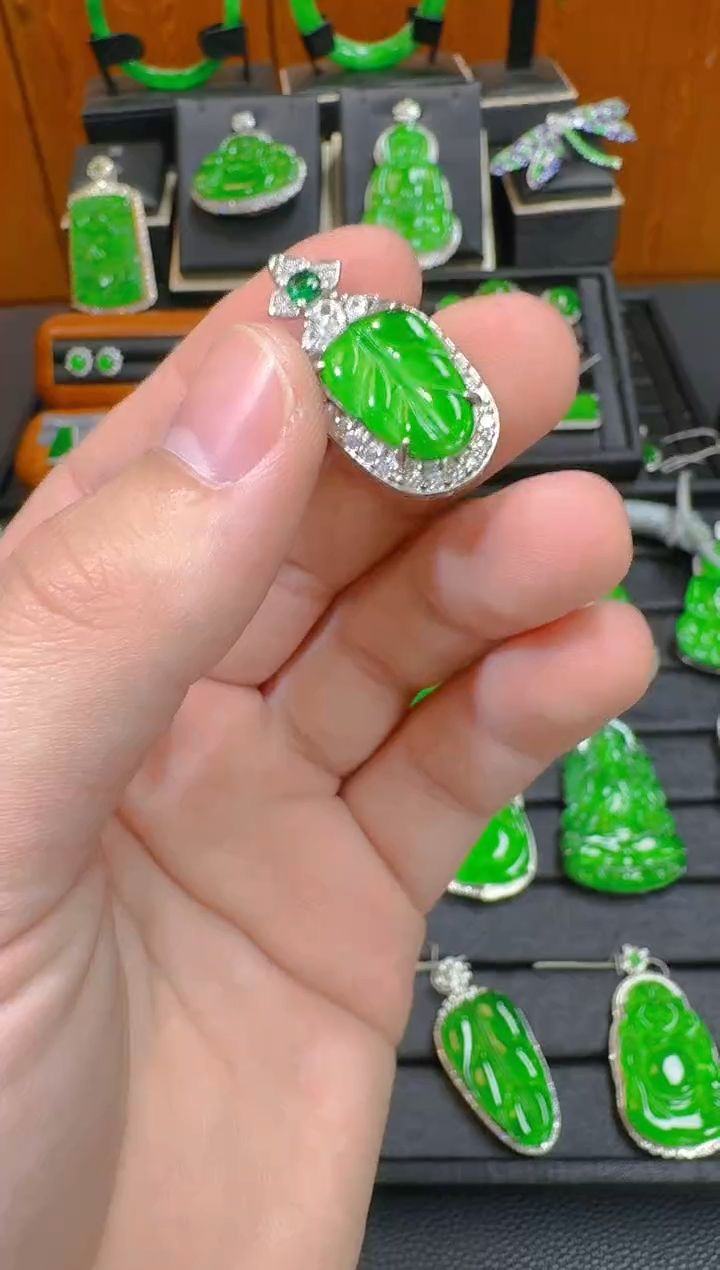 【闪购商品】翡翠吊坠(赠链)未镶嵌天然A货翡翠