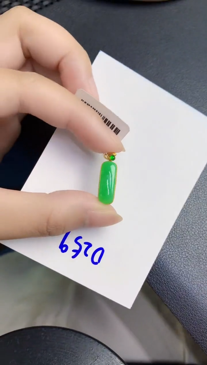 翡翠18K金镶嵌颈饰000000000