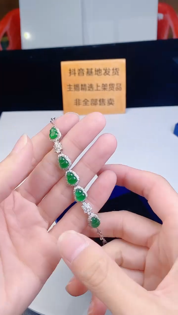 颈饰未镶嵌翡翠·