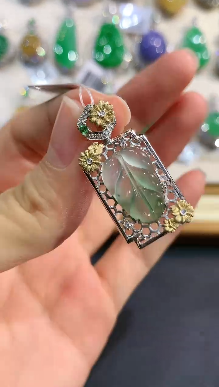 【闪购商品】翡翠吊坠(不含链)18K金镶嵌e11