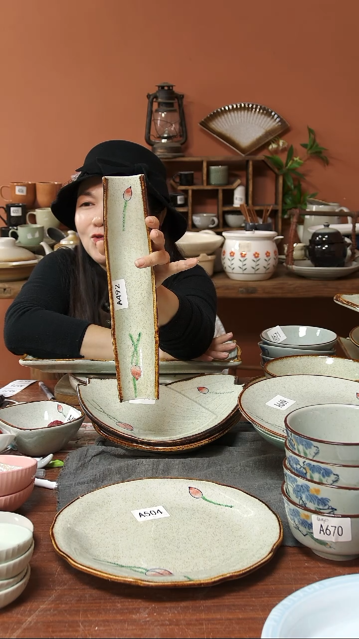 陶瓷A492 一只陶瓷荷花30.5CM长条凹盘可能微瑕