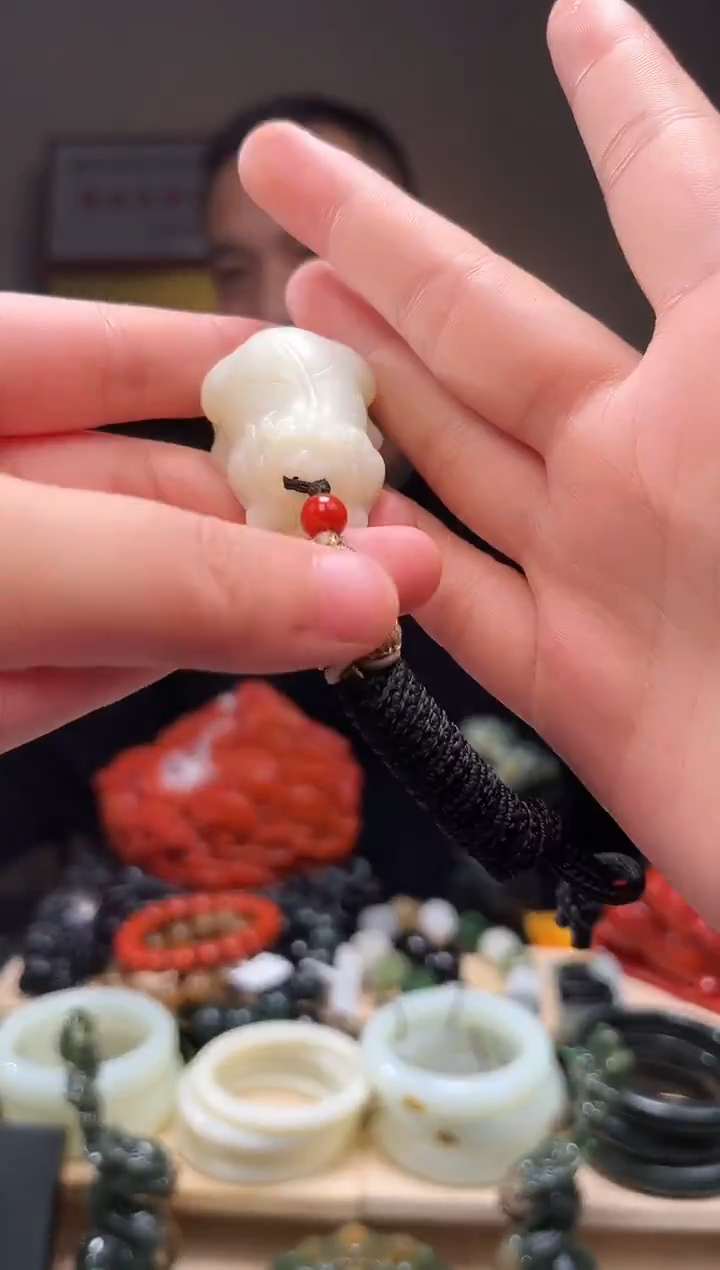 颈饰未镶嵌和田玉吊坠有裂