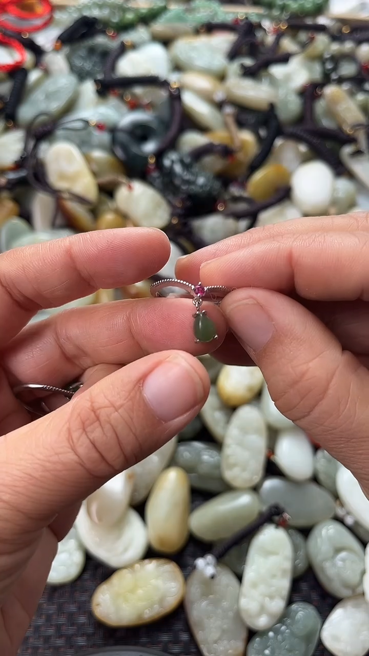 和田玉未镶嵌颈饰（多样性发一件）没有证书有瑕