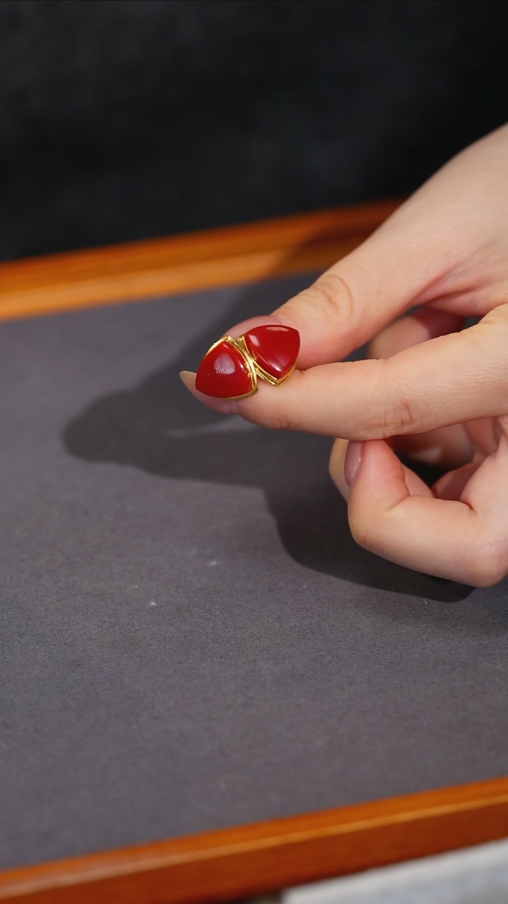 18K金镶嵌南红玛瑙耳钉原矿E6-1