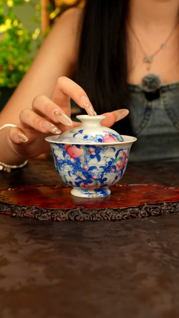 青花手绘桃子斗彩盖碗