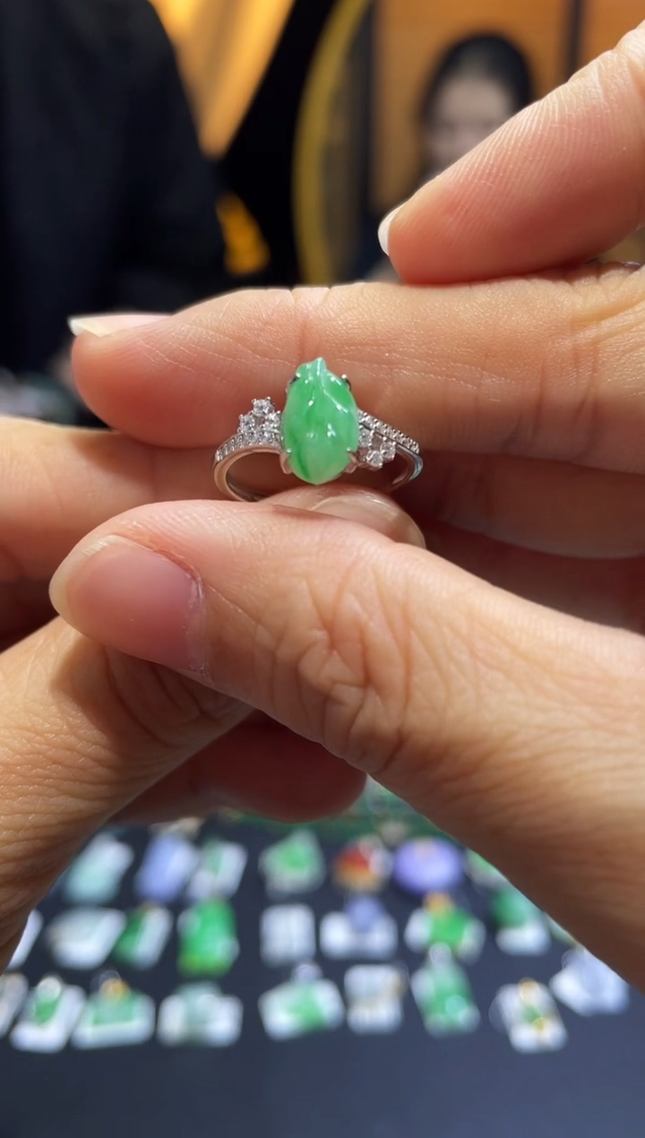 颈饰未镶嵌翡翠戒指