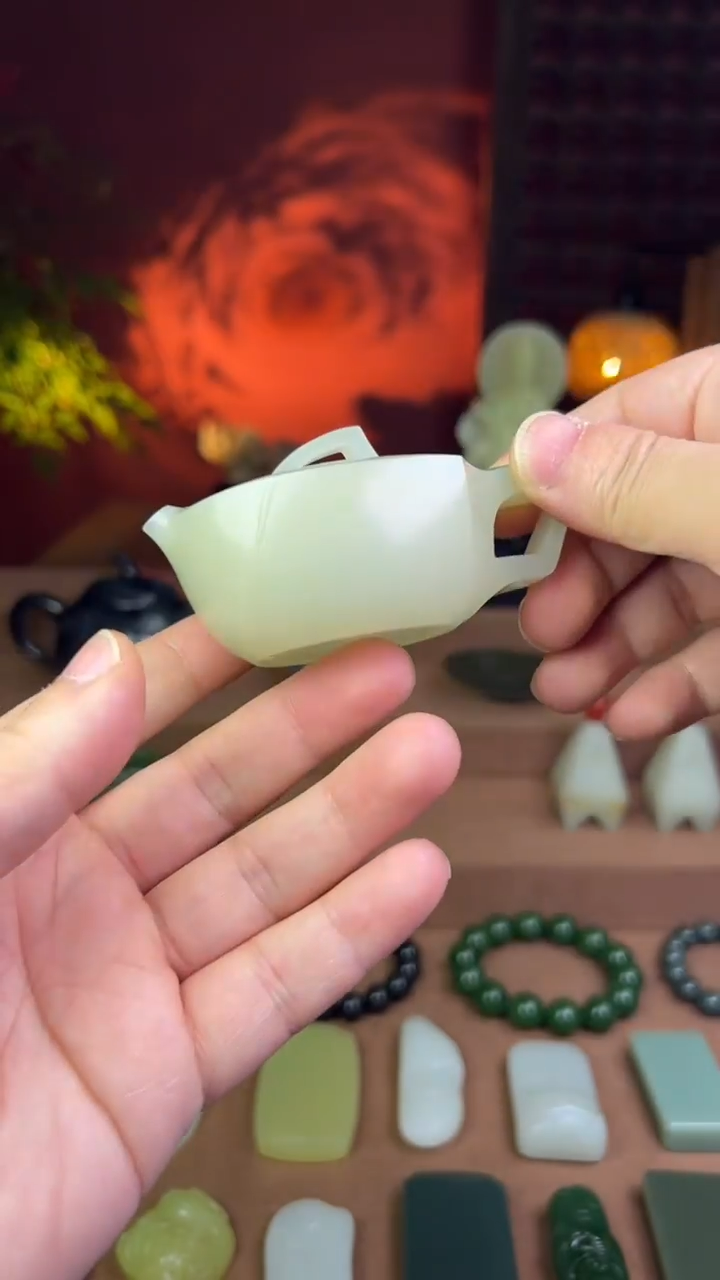 未镶嵌和田玉挂件力****家白玉小品壶