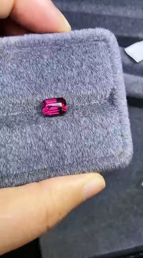 【闪购商品】定制石榴石定制未镶嵌3.1克拉镁铝榴石国际证书