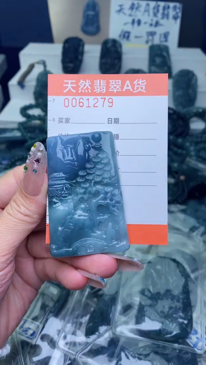 翡翠未镶嵌颈饰··············