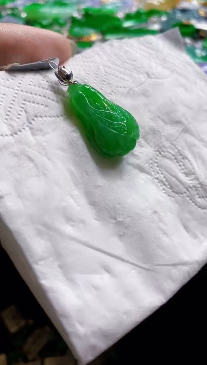 翡翠18K金镶嵌颈饰白菜