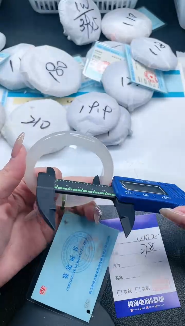 【闪购商品】石英质玉手镯未镶嵌25V102-58