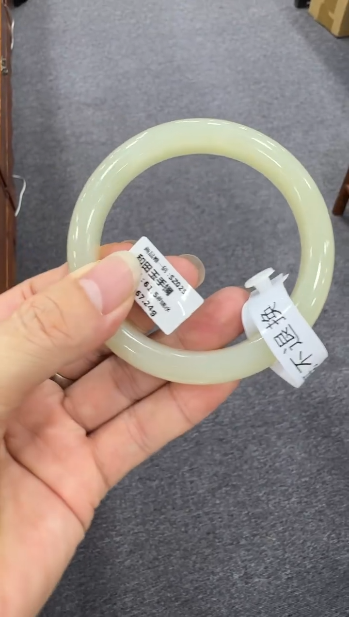 和田玉手镯未镶嵌圈口61.5