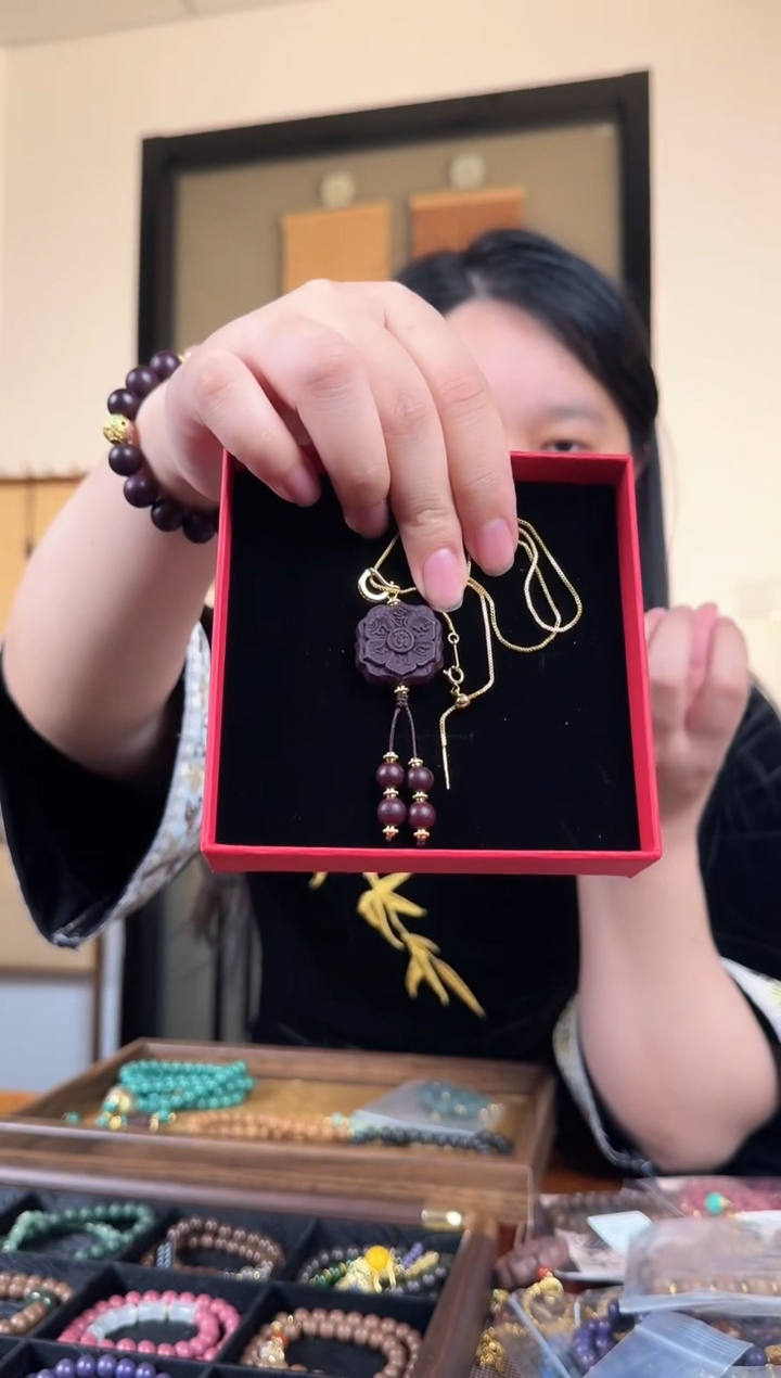 泥塑墨红玫瑰香牌 项链