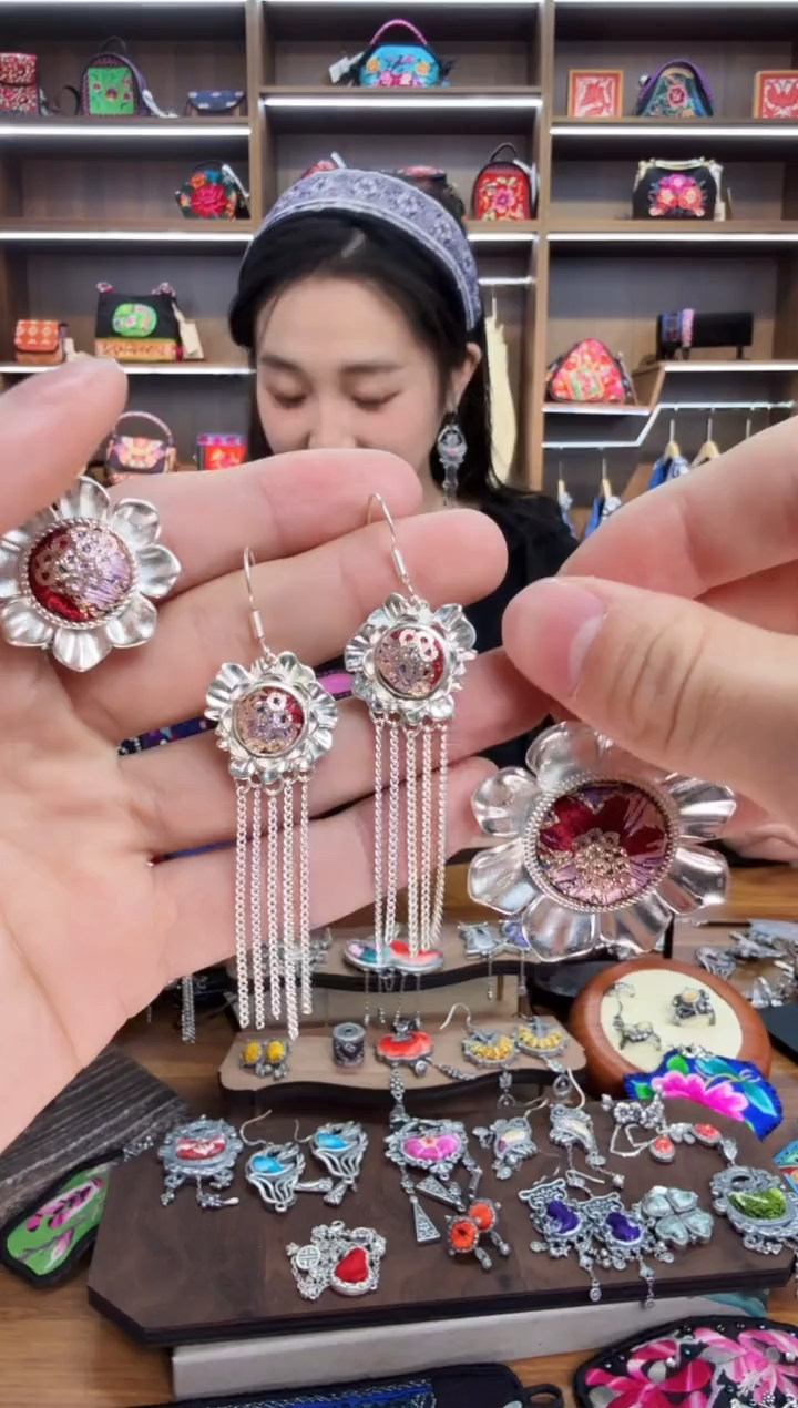 【闪购商品】织绣215蒙阿苏苗绣传承