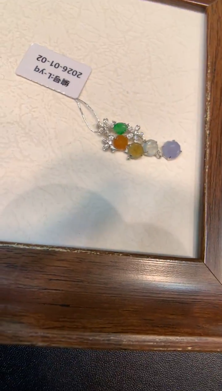 颈饰18K金镶嵌翡翠随形