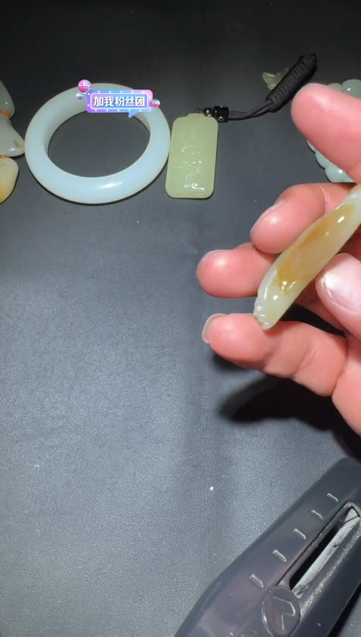 未镶嵌和田玉（糖玉）挂件和田玉