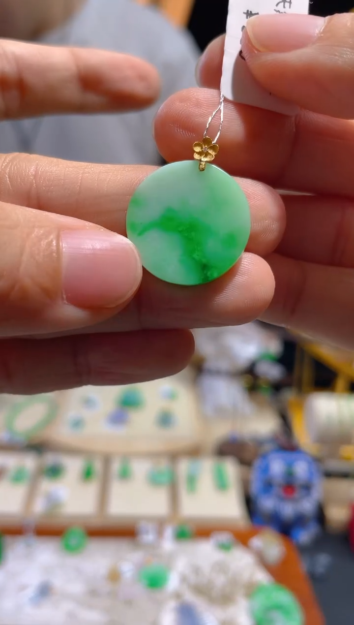 翡翠18K金镶嵌颈饰无事牌