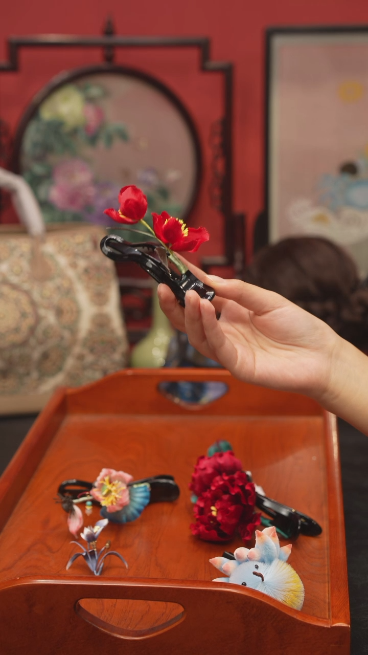 刺绣余***走非遗绒花手工饰品