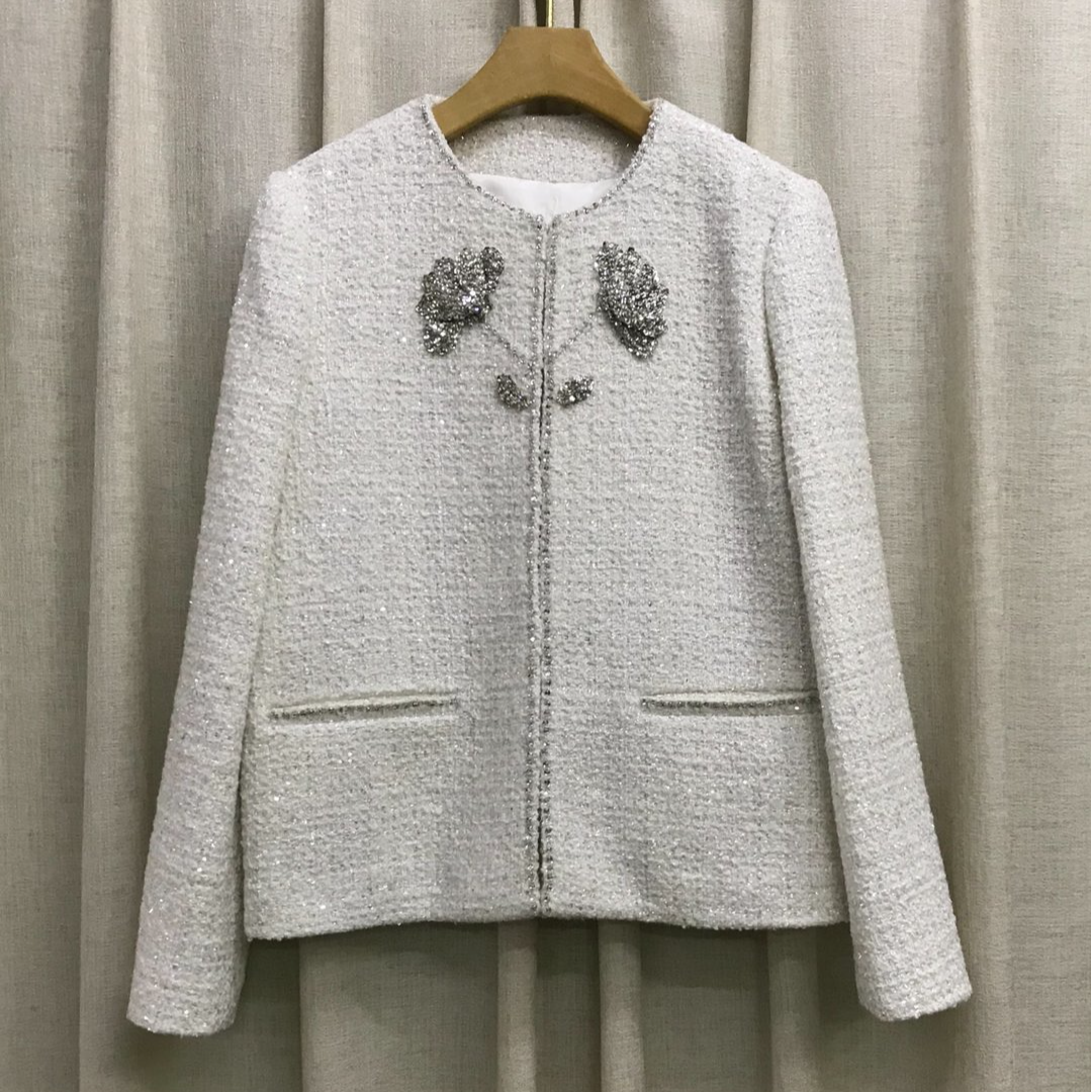 W慕溢-024时尚白色钉珠粗纺外套