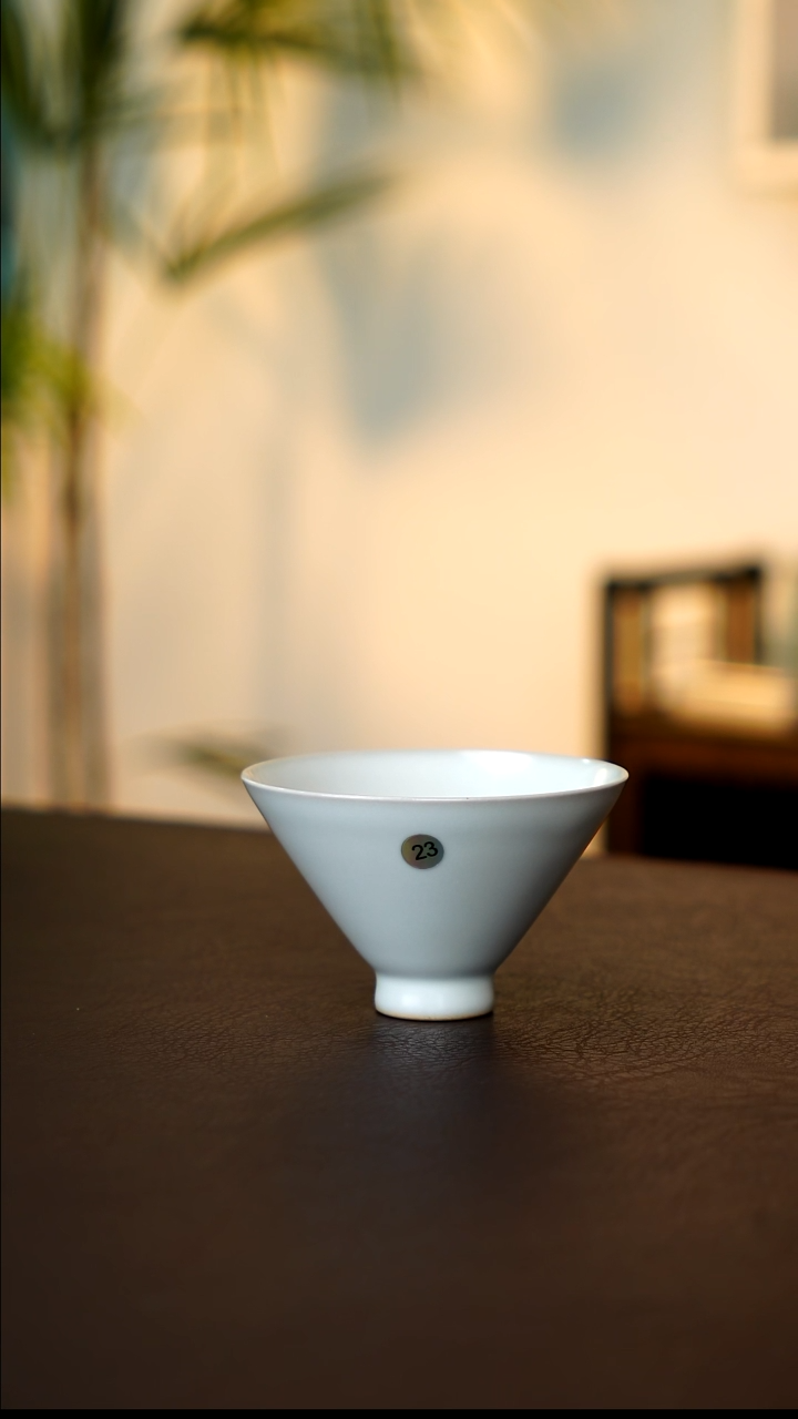 23号月白斗笠杯微瑕简包    鱼